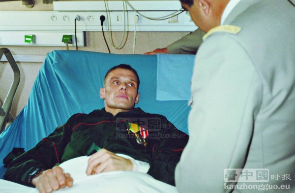 马里乌什·诺瓦科斯基1993年在巴黎荣军院研究所的病床上。 (© Centre documentaire Légion Etrangère/Magazine K