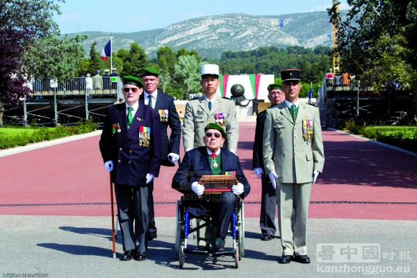 2011年4月30日在位于欧巴涅(Aubagne)的外籍兵团总部举行的卡梅伦战役(combat Camerone)纪念日活动。马里乌什·诺瓦科斯基(后排左一)、