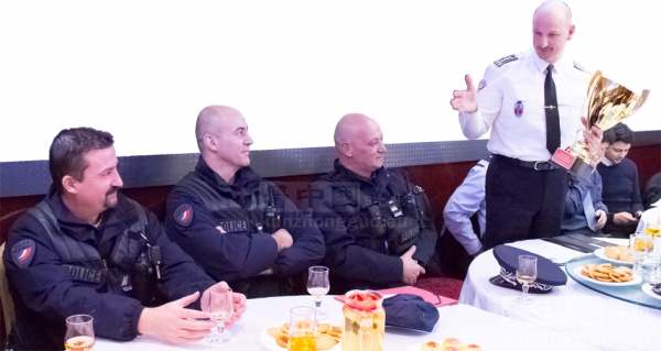 赫贡局长与警员分享接到奖杯的喜悦。（摄影：林莲怡/看中国）