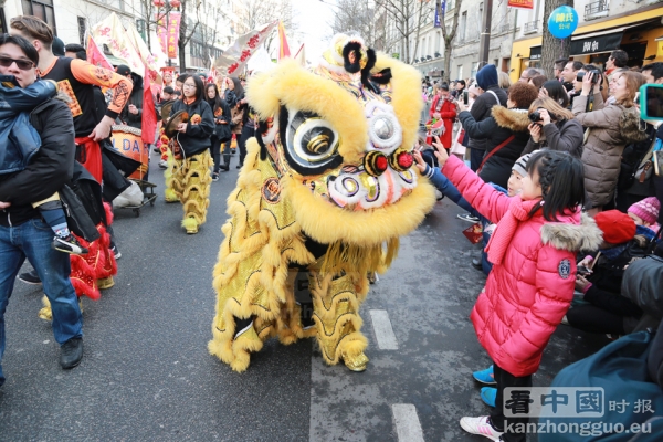2月5日在巴黎13区，每年一度的中国新年彩妆大游行如期举行。街道两旁张灯结彩，人们欢庆鸡年的到来！(摄影：李牧/君娜)