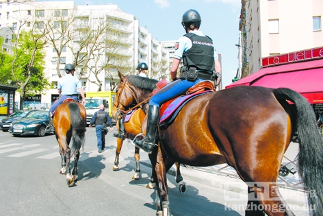 骑警在美丽城的大十字路口  (摄影/林莲怡) 