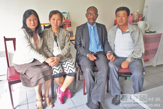 《看中国》时报社长Patricia陈（左一）鼓励小孟的妻子冯春花女士（左二）和家人能坚强渡过难关。小孟的叔叔（右一），格洛德律师（右二）。（摄影：林莲怡）