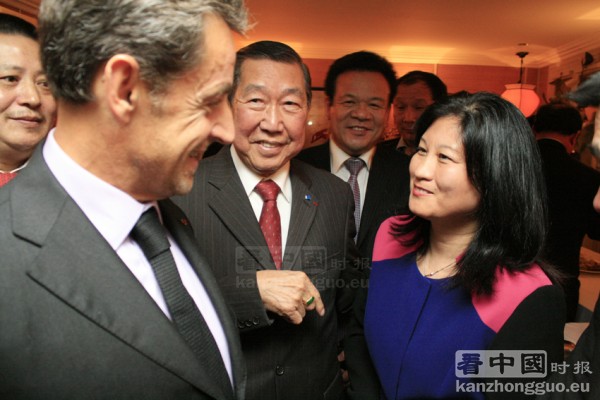 萨科齐(左)、何福基(中)与《看中国》时报社长Patricia Chen女士(右) 