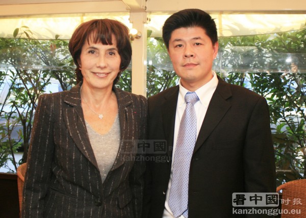 2014年布希市市长竞选人布鲁尼尔女士（左）和布希市华人参政代表刘志伟先生(右)合影。（摄影：林莲怡/看中国）