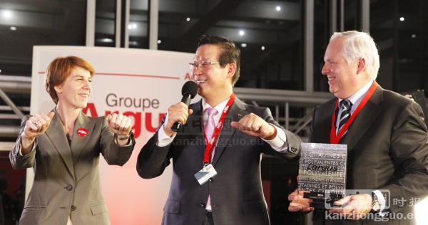 左起：L'argus总裁Alexandrine Breton des Loÿs女士、现代汽车法国公司总裁任德政、现代汽车法国公司总经理Patrick Gourv
