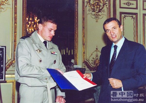 1993年马里乌什•诺瓦科斯基(左)从国防部长弗朗索瓦•莱奥塔尔(右)手中接过入籍证书（© Centre documentaire Légion Etrangè