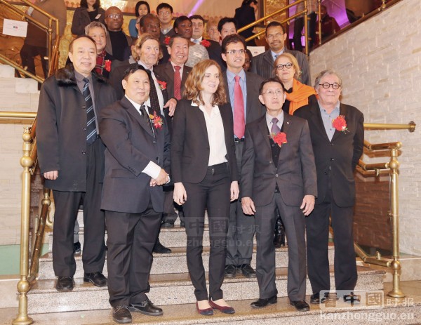  UMP巴黎市长候选人莫里泽（前排右三）、巴黎17区副区长贝利方（二排右二）、华裔从政人士蔡垂彪（前排左一）、法国寮都师生联谊互助会会长马楚海（前排右二）、法国