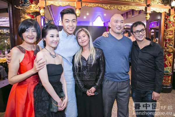 《上海美丽城》（Shanghai Belleville）剧组主要演员和导演在美丽城幸福楼的预映晚会上合影。左起：Carole LO、Alice YIN、陈欧吏、