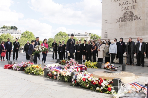 法国中华会馆名誉主席丁伟星先生为无名烈士墓献花。（摄影：林莲怡/看中国）