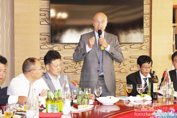 朱佩在将军府大酒店与华人代表的午餐会上讲话。