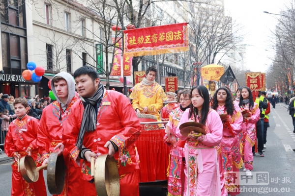 2月5日在巴黎13区，每年一度的中国新年彩妆大游行如期举行。街道两旁张灯结彩，人们欢庆鸡年的到来！(摄影：李牧/君娜)