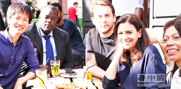图1：巴黎市长伊达尔戈（右二）、法国前海外部长，议员保-朗杰万（右一）、巴黎20区副区长施伟明（左一）。（摄影：林莲怡/看中国）