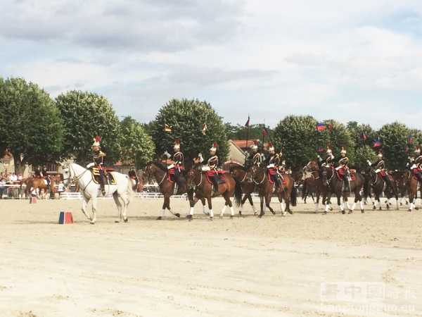 共和国卫队身着传统服饰的传统骑兵队。（摄影：林莲怡/看中国）