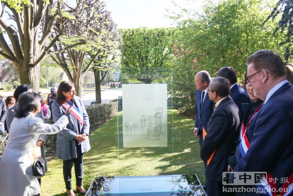 巴黎市长伊达尔戈（左二）参加了13区Choisy公园的红色高棉受害者纪念碑揭幕仪式。（摄影：李牧/看中国）