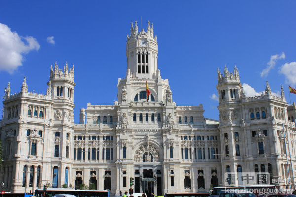 图为位于马德里西贝莱斯广场旁的通信宫（Palacio de Comunicaciones），现为马德里市政厅。（摄影：李明/看中国）