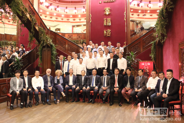 法国美丽城联合商会会长团及华人代表与当地官员合影。(摄影：林莲怡/看中国)