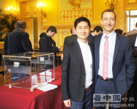 巴黎19区新任区议员王立杰（左）与连任区长达纽（François DAGNAUD）（右）。（摄影：陆云、林莲怡/看中国）