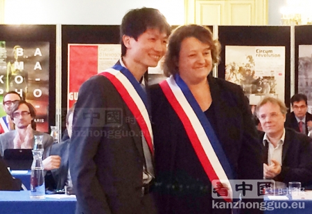 巴黎20区新任副区长施伟明（左）与连任区长卡兰德拉（Frédérique CALANDRA）（右）。（摄影：陆云、林莲怡/看中国）