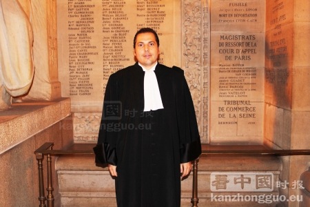 本案被害方家属委托的律师Laurent Gryner，摄于巴黎司法宫(Palais de justice)（摄影：程茗芝/看中国）