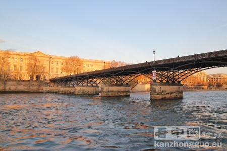 巴黎塞纳河和上的艺术桥（摄影：晨光/看中国）