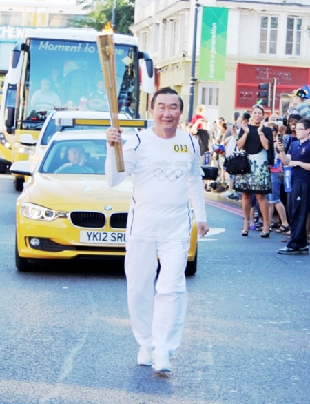 2012年7月23日，“大英帝国勋章”获得者“伦敦中华学校校长”张志强先生参加奥运火炬接力。（摄影：李景行）