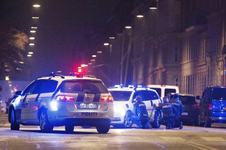 第二起枪击案发生后，丹麦警方依靠警车作为掩护。（AFP/Getty Images）