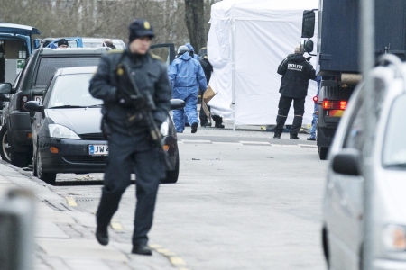 丹麦警方击毙嫌疑犯后，对现场进行调查。（AFP/Getty Images）