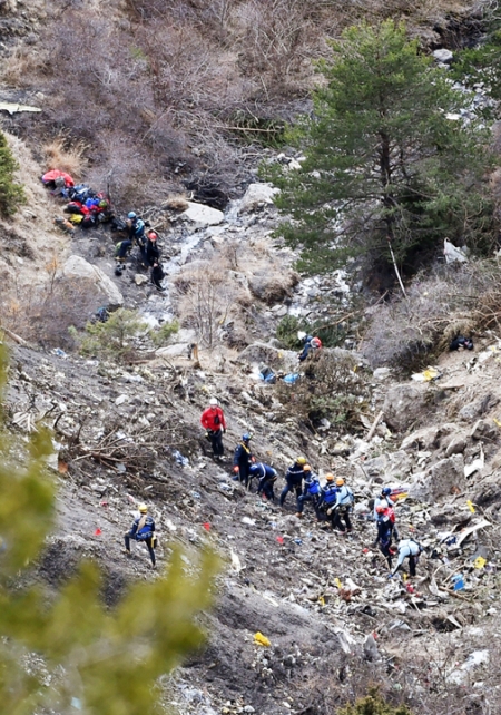 失事客机碎片散落在阿尔卑斯山区，搜寻救援工作非常困难。(AFP/Getty Images)