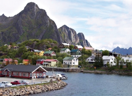 挪威韦略岛位于罗弗敦群岛南部，是挪威最好的观鸟场所之一。岛上的山陡峭高峻，海岸边有一些废弃的渔村。（Thomas Faivre-Duboz/维基百科）