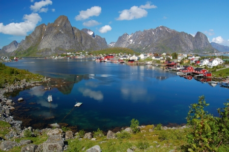 挪威雷讷离哈姆讷于不远，这里前邻宁静的海湾，背靠绝壁和小山，如同仙境一般，经常被投票选为挪威最美丽的地方。（Sveter/维基百科） 