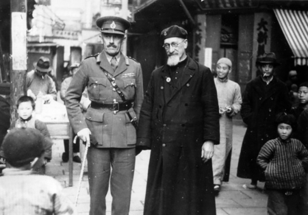 创设南市安全区的法国神父饶家驹与驻沪英国防军司令麦克奈顿准将合影。（网络图片）