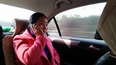 峰峰的妈妈不放心，打电话询问孩子情况。（网络图片）