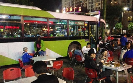 市民在“公交烧烤店”就餐。（网络图片）