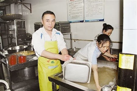 王玮每天都到学校食堂打工。（网络图片）