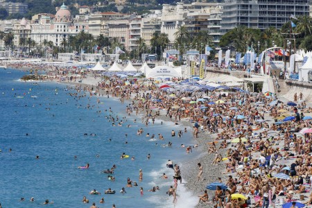 法国蓝色海岸尼斯的海滩（AFP/Getty Images）