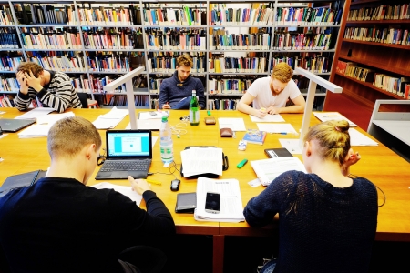 在图书馆学习的德国大学生（Getty Images）