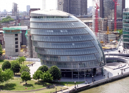 伦敦市长位于泰晤士河畔市政厅的办公楼（维基百科)  