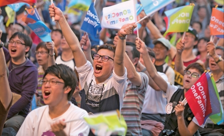 11月29日，台北市民为候选人柯文哲当选台北市长欢呼。（摄影：Ashley Pon／Getty Images）