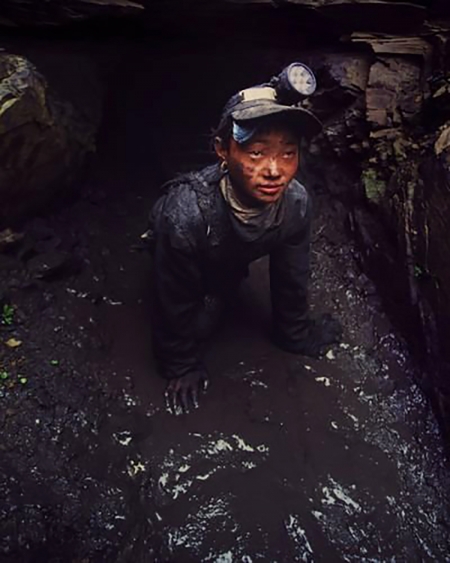 中国很多贫困家庭的未成年小孩，为了生计，不得不进入厂矿当童工。（网络图片）