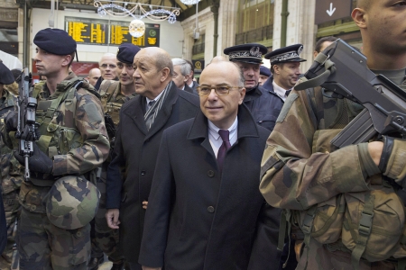 内政部长卡兹纳夫（右二）和国防部长勒德里安（右三）1月16日在巴黎里昂车站视察。（AFP/Getty Images）