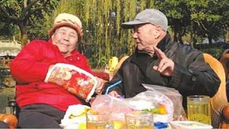 结婚60年，梁玉芹和王再功恩爱如初。（网络图片）