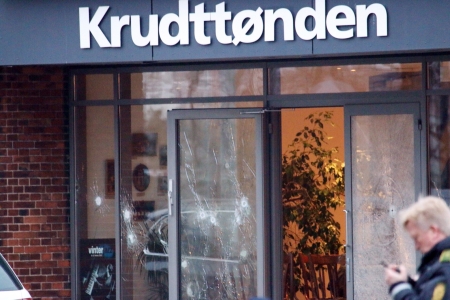 哥本哈根枪击案首发现场，入口处弹痕累累。（AFP/Getty Images）