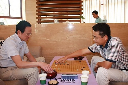 刘立荣（右）与李盛（左）下棋。（网络图片）