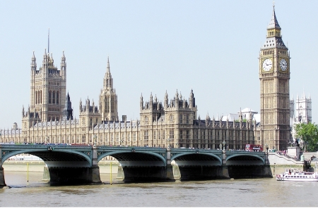位于英国伦敦的英国国会大厦威斯敏斯特宫（维基百科)