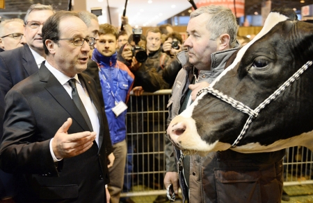 近日，法国总统奥朗德在2015年法国农业展（Salon de l'Agriculture）上与参展者交谈。（AFP/Getty Images）