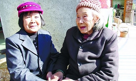 69岁的曾求容和93岁的袁华贞开心聊天。（网络图片）