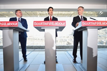 4月10日，工党领袖米利班德、苏格兰工党领袖墨菲和影子大臣鲍尔斯在爱丁堡举行联合记者招待会。（Getty Images)