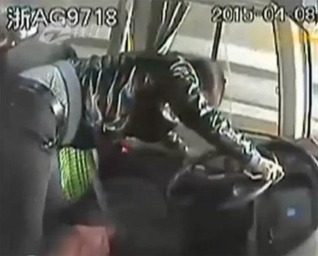 监控视频显示，大巴车司机在行驶过程中，突然晕倒，前排一个小伙冲上去，紧急帮忙把车停了下来。（网络图片）