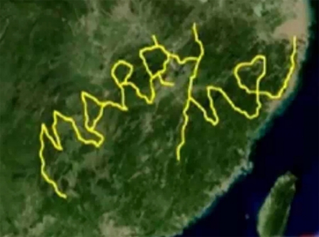 张先生环游到过的地方在地图上连出“MARRY ME”和一颗“爱心”。( 网络图片）
