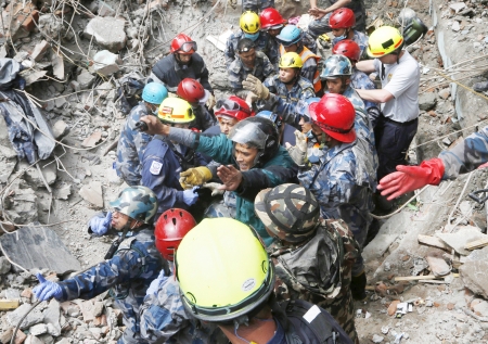 救援行动一直在继续，4月30日，尼泊尔大地震五天后，救援人员在一个酒店的废墟中救出一名幸存者。（AFP／Getty Images）